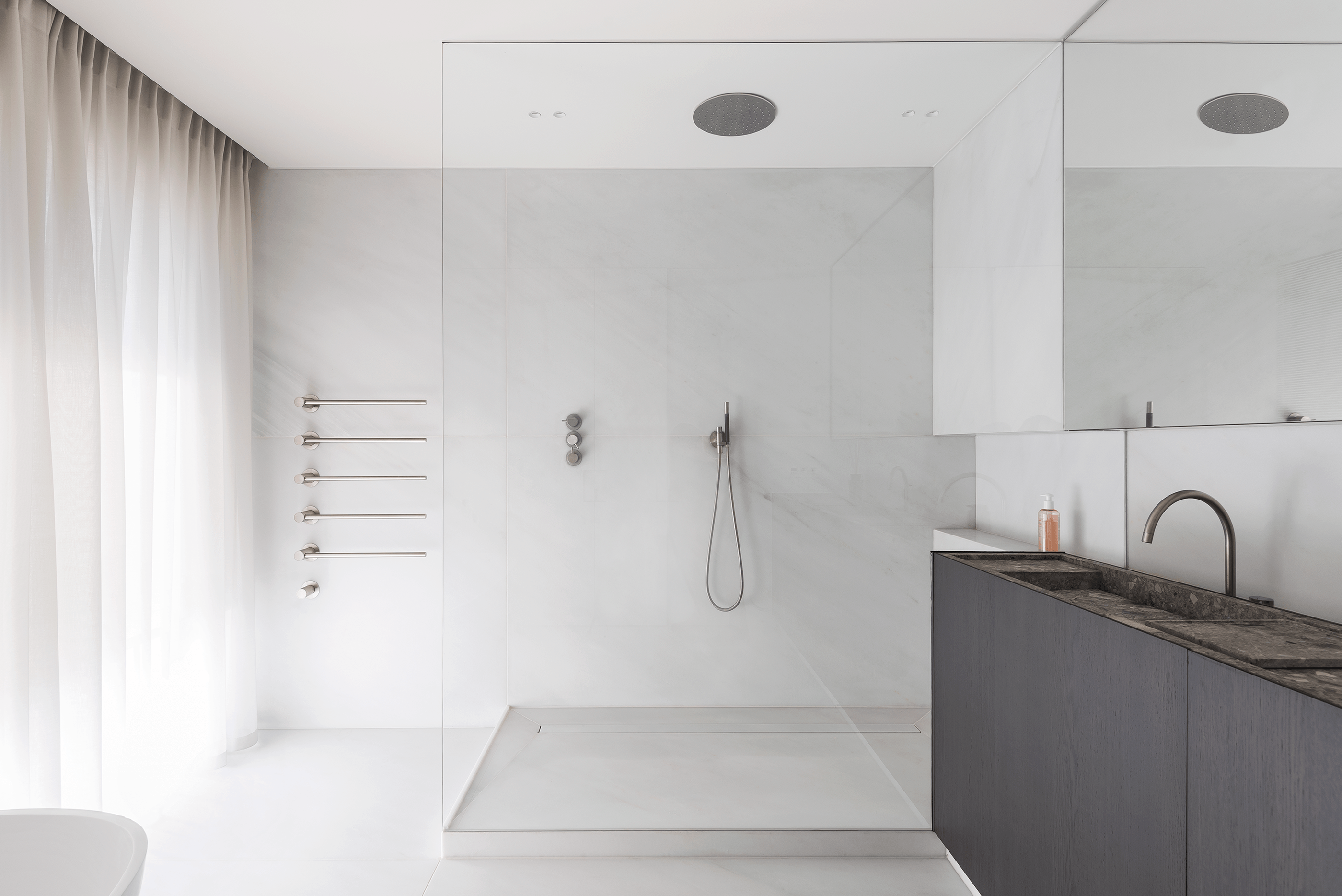 Referencias encontradas de otros cuartos de baños estilo minimalista en Homyplan.