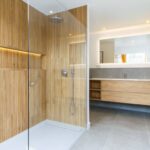 Reforma efectuada en cuarto de baño con estilo rústico-moderno por HomyPlan.